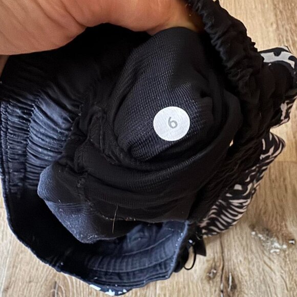 Lululemon Black White Print Hotty Shorts Size 6 - Picture 5 of 5